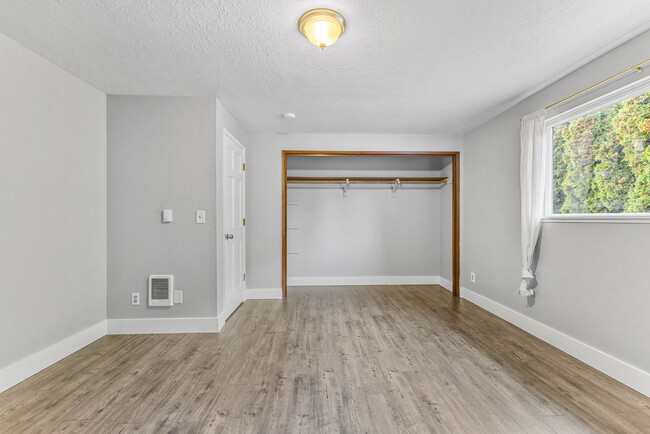 Building Photo - 524 NE Dallas Dr