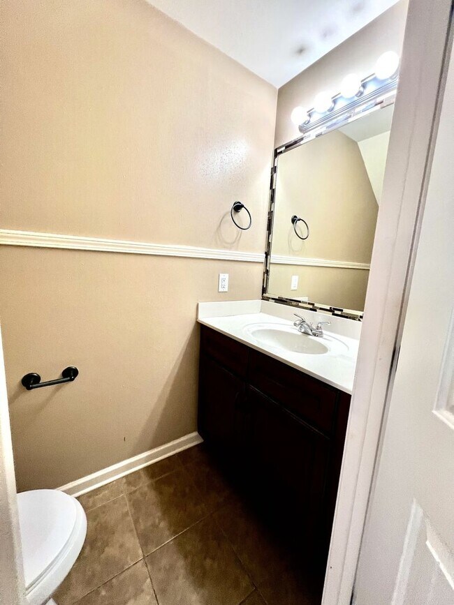 Building Photo - 2 Bedroom 1.5 Bath Townhome