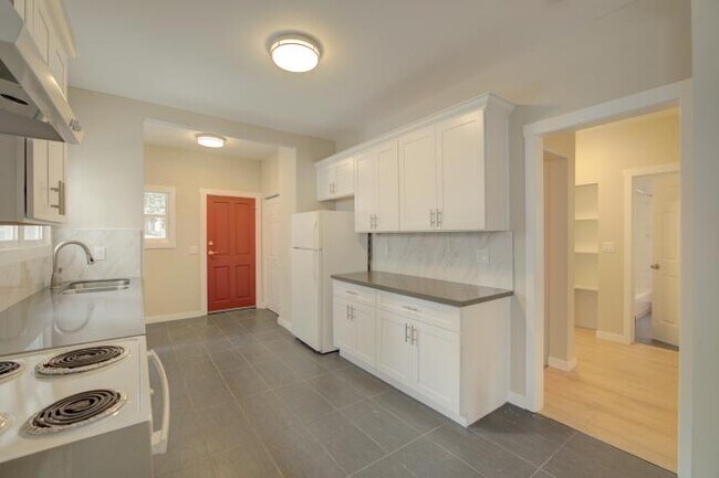 Building Photo - 5 bedroom in Seattle WA 98105