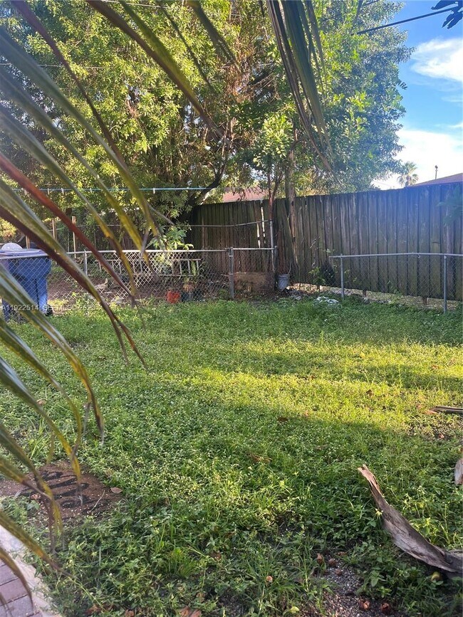 Building Photo - 3912 SW 12th Ct