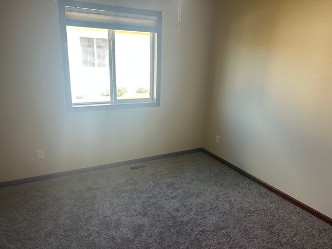 Building Photo - 605 N Daisy Ave