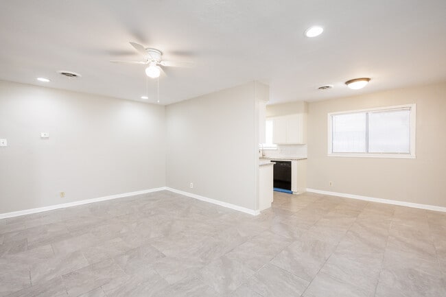 Building Photo - 207 Blanco Dr