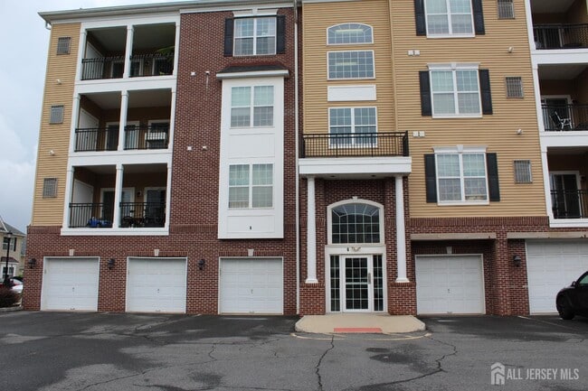 Building Photo - 611 Doral Ct