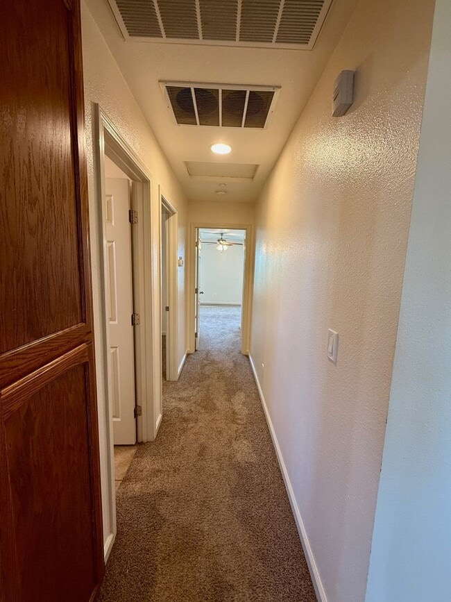 Building Photo - 3 Bedroom 2 Bath House!