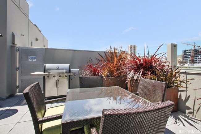 Building Photo - Spacious Centrally Located 1 bed + Den/ 1....