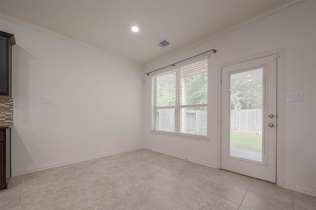 Building Photo - 2261 Oak Cir Dr N