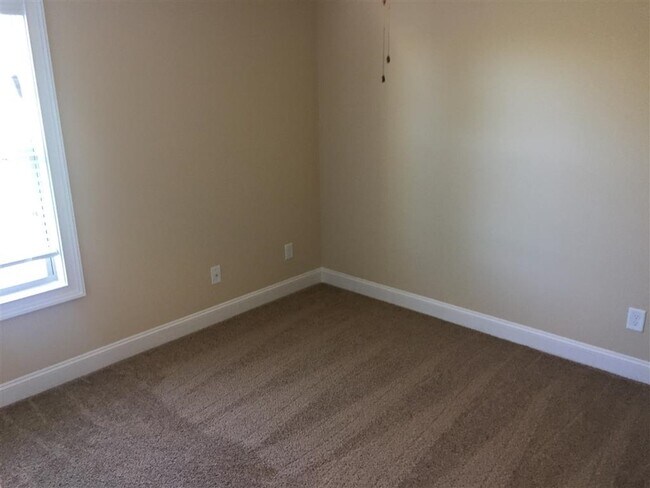 Building Photo - 105 Village Park Dr