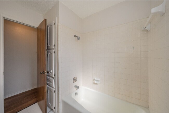 Building Photo - 6753 Spoonwood Ln