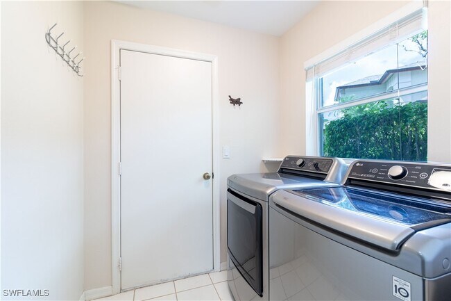 Building Photo - 687 Melville Ct