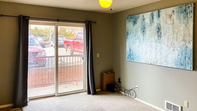 Building Photo - 3bed/2bath ground floor condo close to U of I, Shopping, Public Transportation