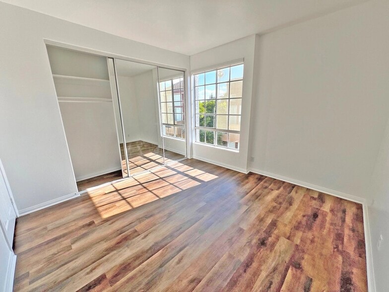 Building Photo - 15507 Moorpark St