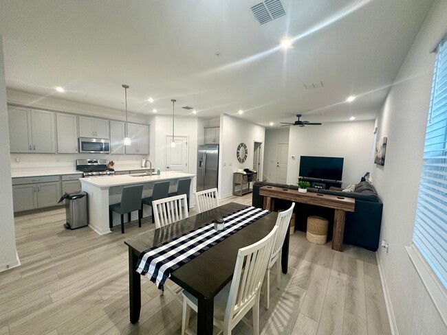 Building Photo - Looking for clean and responsible roommate