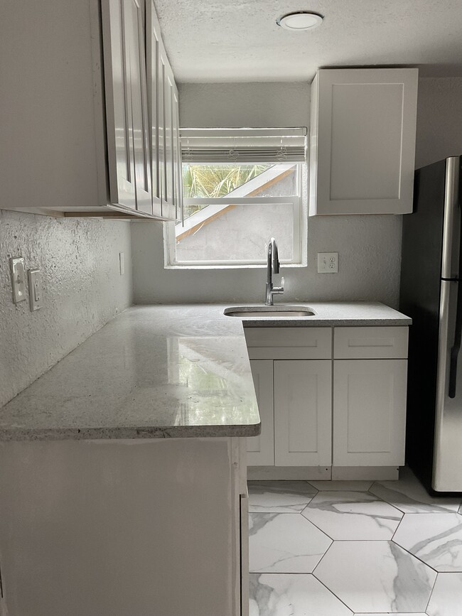 Building Photo - 1356 W 24th St