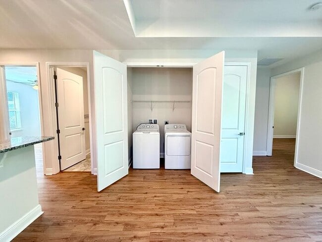 Building Photo - Gorgeous, Modern 2/2 Duplex in Orange City!