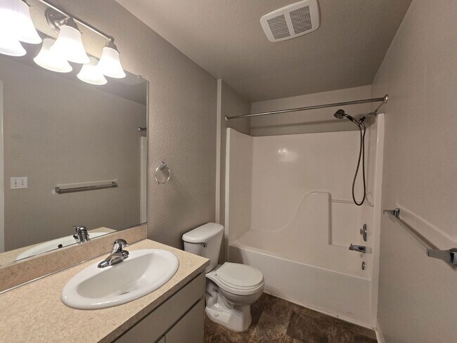 Building Photo - 110 NE Atkinson Ct