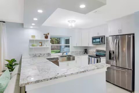 Building Photo - 2473 N W Everglades Blvd