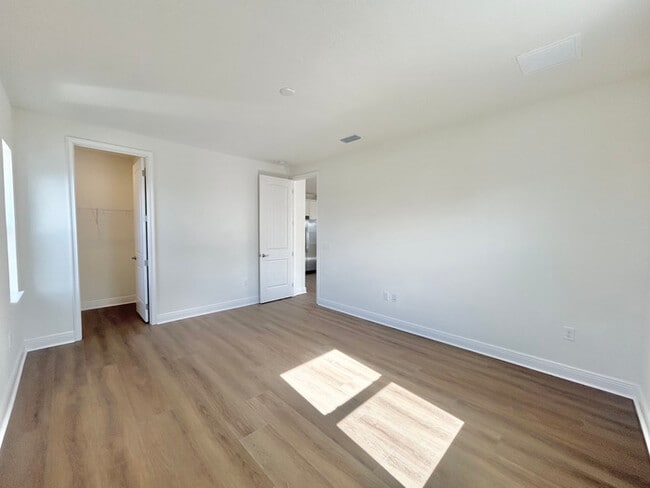 Building Photo - Modern 1/1 Garage Apartment Living in the Heart of Laureate Park!