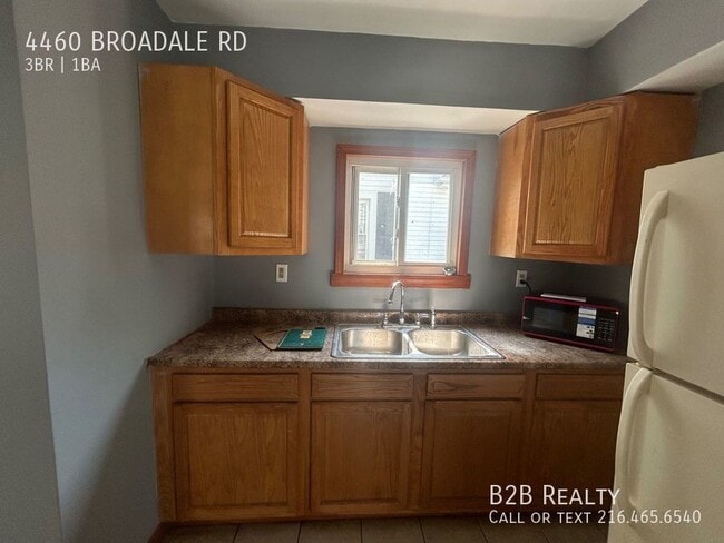 Building Photo - 4460 Broadale Rd