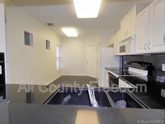 Building Photo - 8331 Vía Serena