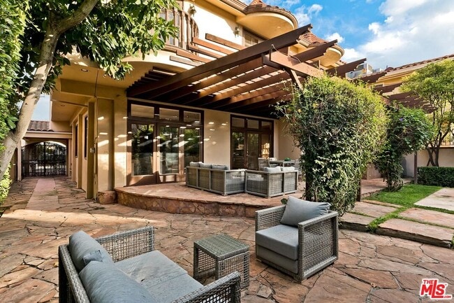 Building Photo - 133 S Swall Dr