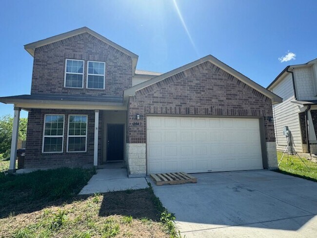Building Photo - Super Nice! Featuring 4 bedroom/ 3 bath