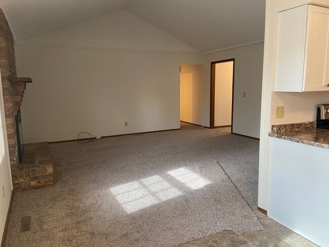 Building Photo - Like new, ranch home near Bass Pro, fully renovated interior,