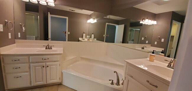 Building Photo - 18257 Springmill Ct