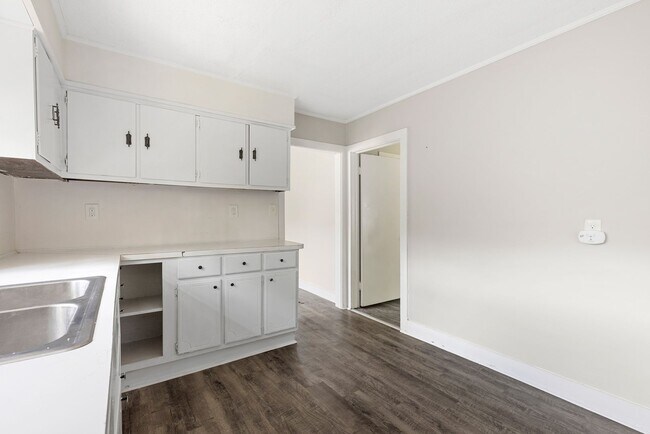 Building Photo - Spacious beautiful 4-bedroom 1 bath home