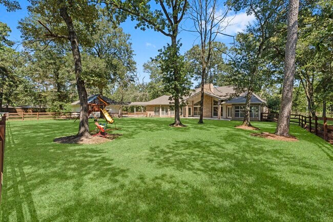 Building Photo - 15456 Pin Oak Dr