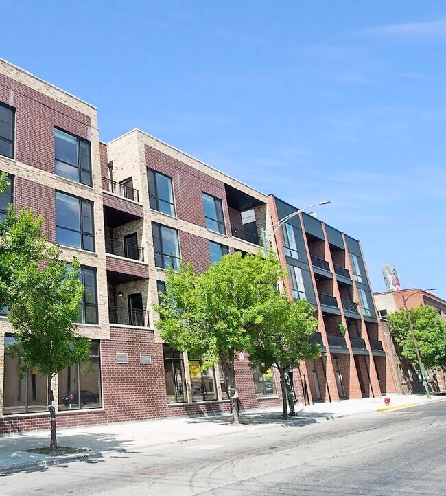 Building Photo - 520 N Western Ave