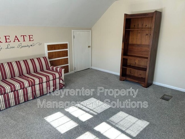 Building Photo - 127 College Cir