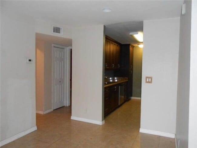 Building Photo - Updated 2 Bed/2 Bath Condo with Screened P...