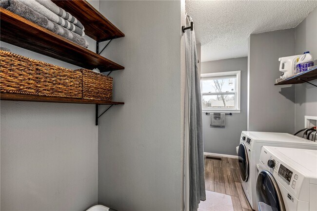 Building Photo - 110 SE 13th St