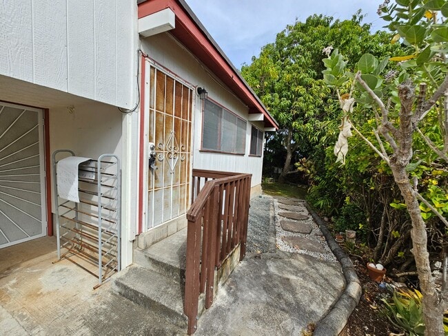 Building Photo - 2 bedroom, 1 bathroom with one driveway pa...