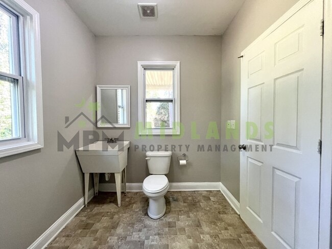 Building Photo - 3202 Belvedere Dr