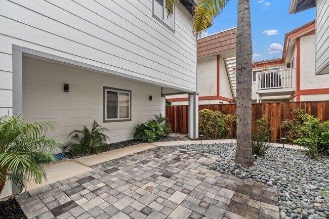 Building Photo - Luxurious Coastal Retreat with Stunning Ocean Views