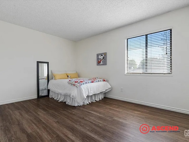 Building Photo - Beautiful 2 Bedroom, 2 Bathroom Home with ...