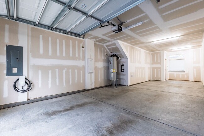 Building Photo - 644 W End Dr