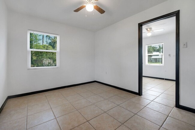 Building Photo - Convenient & Comfortable 1/1 – Updated and...