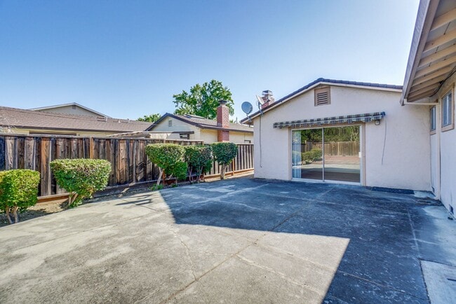 Building Photo - 1109 White Cliff Dr