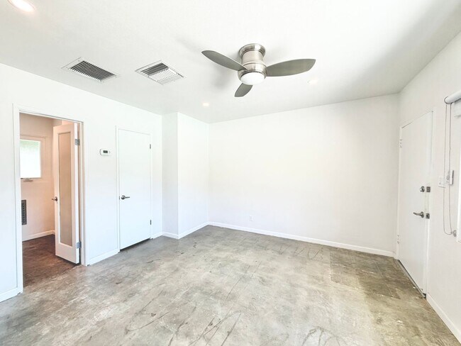Building Photo - AVAILABLE NOW!! Studio Apartment in Palm Springs!!