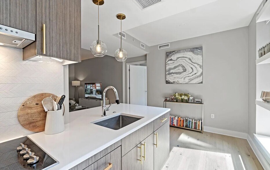 Building Photo - 1211 Van St SE