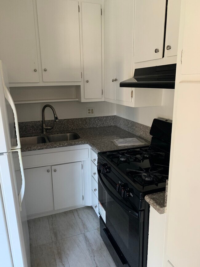 Building Photo - 414 E Cedar Ave