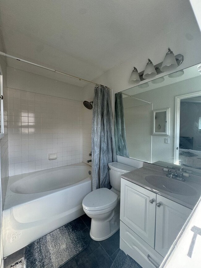 Building Photo - Stunning Home Near Waneka Lake with Modern...