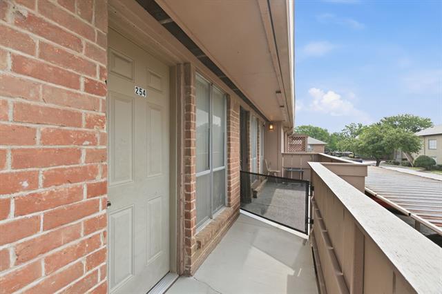 Building Photo - 10566 High Hollows Dr