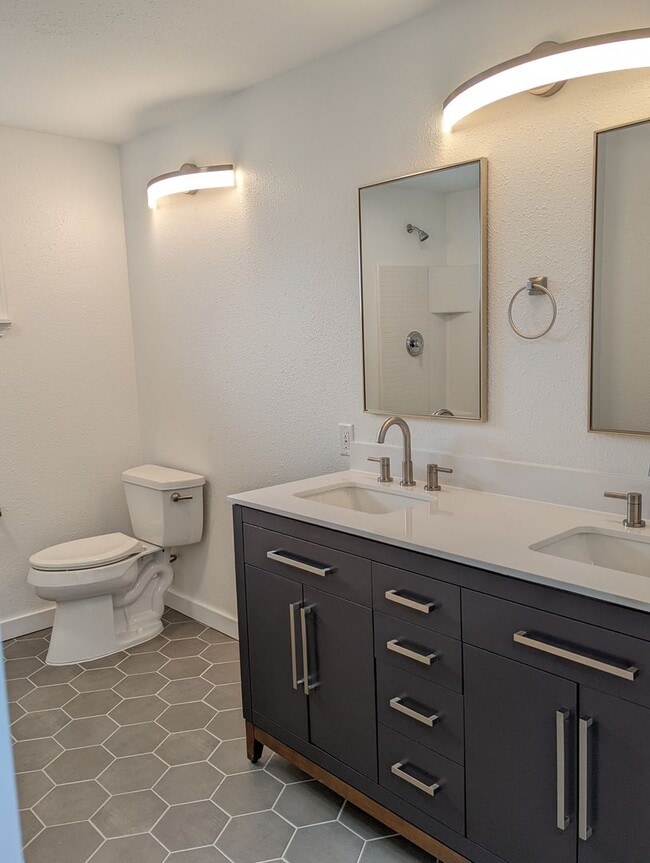 Building Photo - Beautiful 3-Bedroom, 2-Bath Home With Larg...