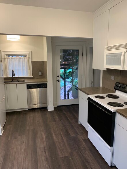 Kitchen with door to backyard. - 1023 SE Bidwell St