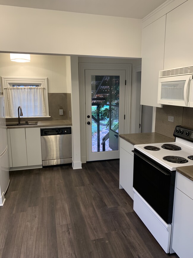 Kitchen with door to backyard. - 1023 SE Bidwell St