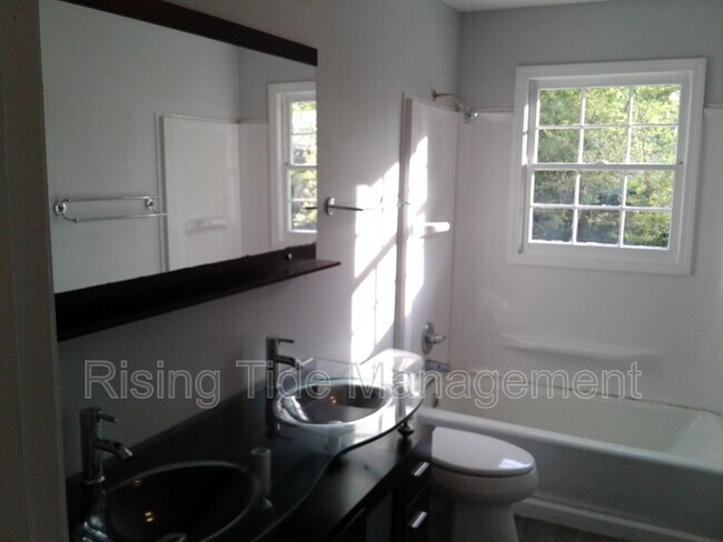 Building Photo - 1001 Christopher Dr