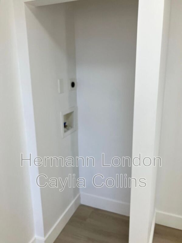 Building Photo - 5832-5834-5834 Etzel Ave